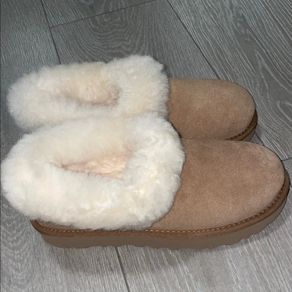 UGG Tan Boots with Cream Fur - Picture 4 of 4